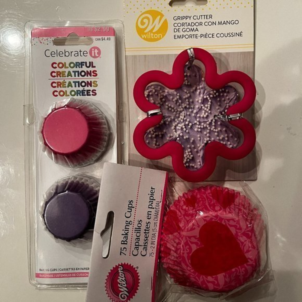 Baking Cups and Cookie Cutter / ❤️ Hearts (NEW) (Home kitchen/x)
